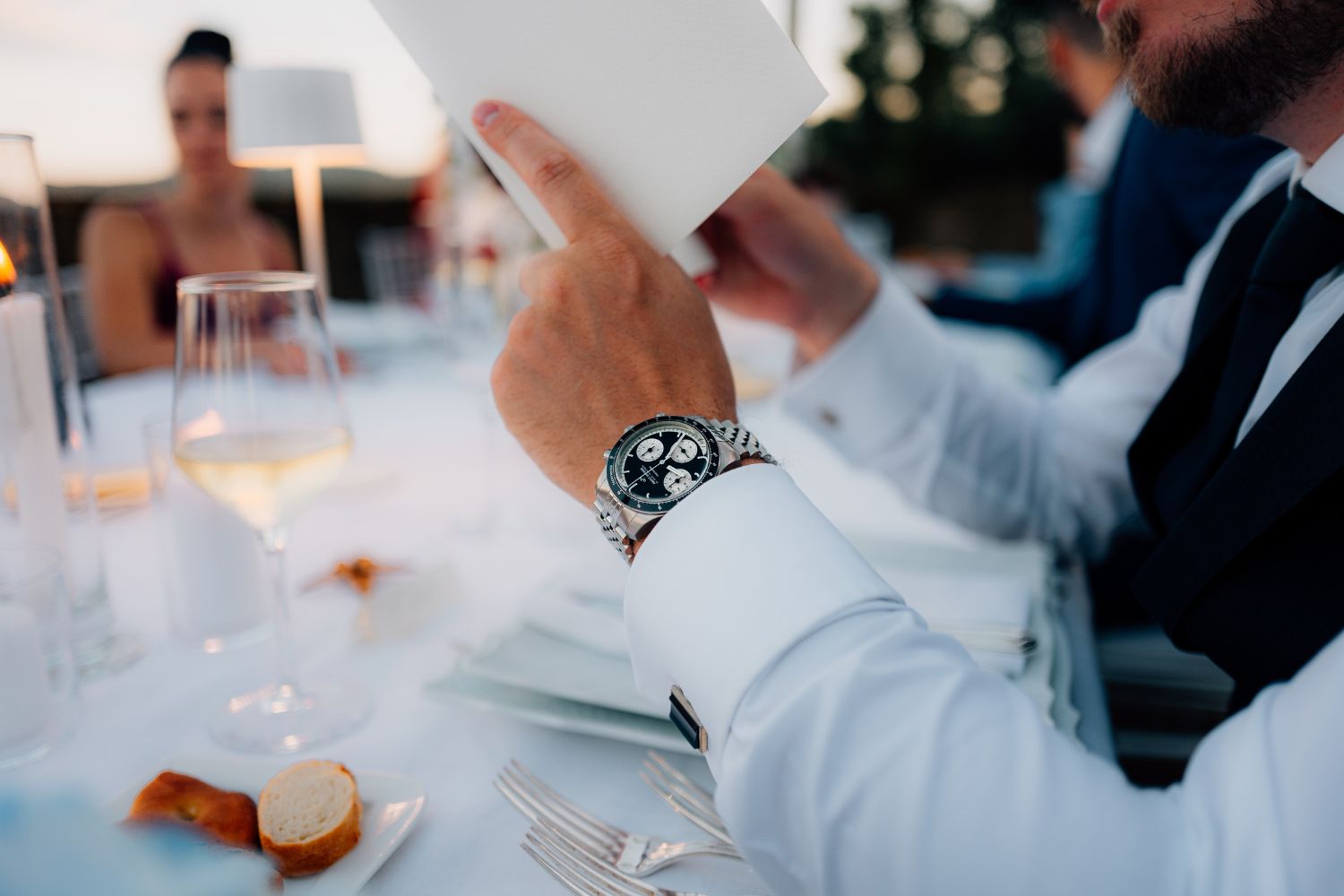How to Choose the Right Watch for Men in Their 40s: A Complete Guide to Timepieces That Elevate Your Suit Style