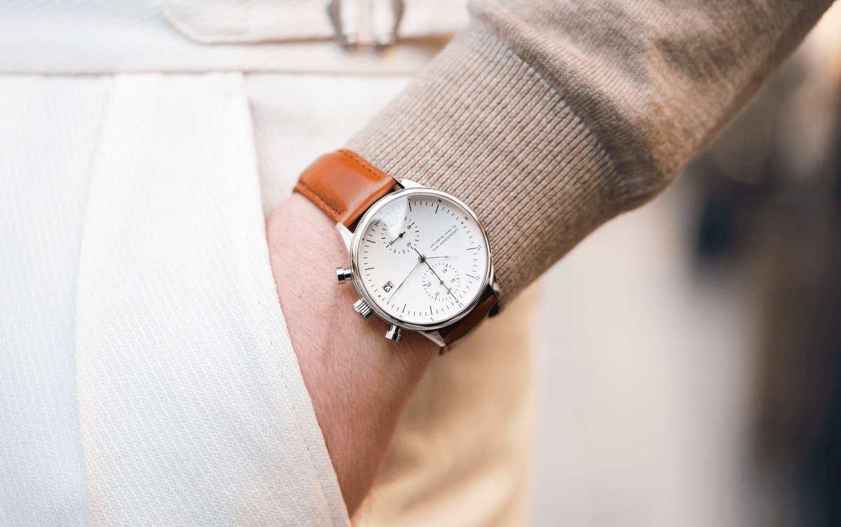 AV86의 1844 Chronograph: Sapphire Crystal, 정밀 다이얼, Chronograph 기능, 미니멀한 스타일의 브라운 가죽 스트랩