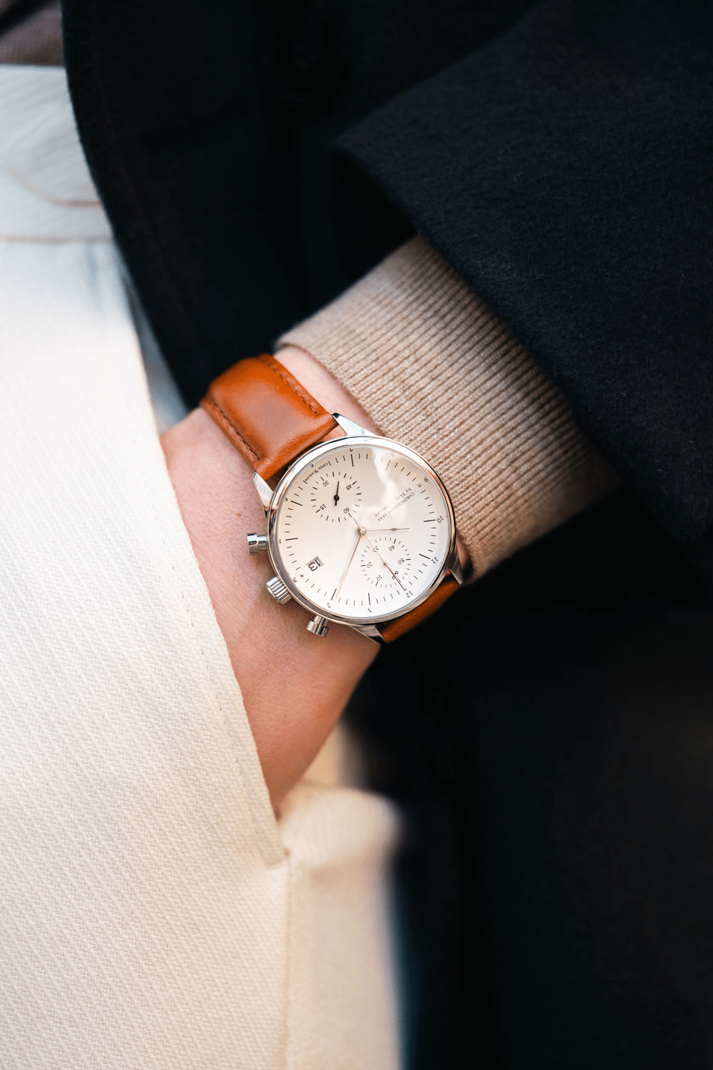 AV86의 1844 Chronograph은 빈티지 감성의 다이얼, Sapphire Crystal, 정밀한 Chronograph 기능, 그리고 미니멀한 디자인의 브라운 가죽 스트랩을 갖추고 있습니다.