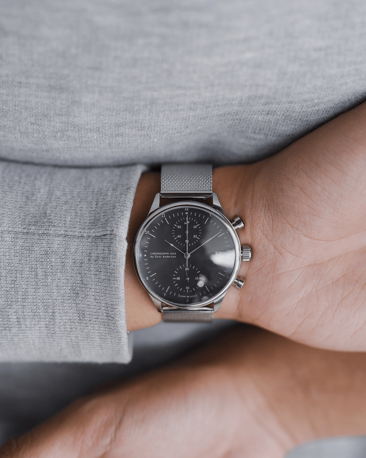 1844 Chronograph by AV86 with vintage-inspired dial, chronograph function, sapphire crystal, and stainless steel mesh strap