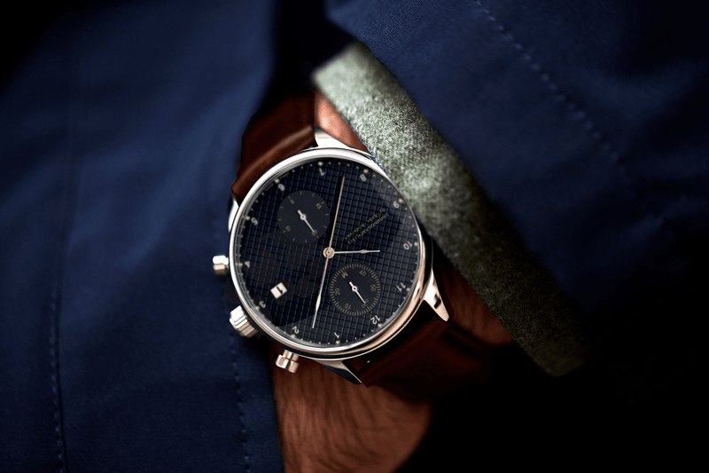 Chronographe 1815 d'AV86 : chronographe de luxe d'inspiration vintage doté d'un verre saphir, d'un cadran texturé et d'un bracelet en cuir marron