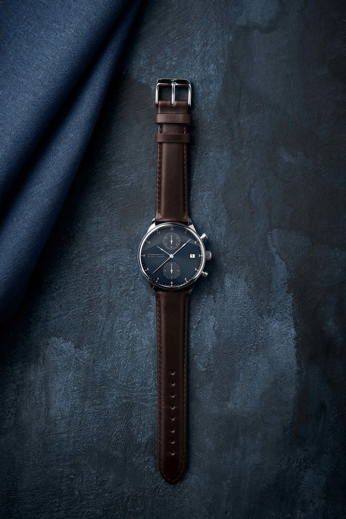 1815 AV86 Chronograph – en vintage-inspireret Chronograph med Sapphire Crystal, struktureret urskive og brun læderrem på mørk bagside
