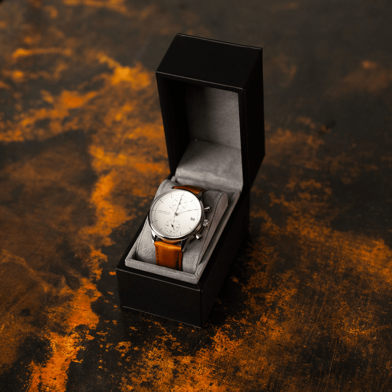 1844 Chronograph d'AV86 : Garde-temps de luxe dotée d'un cadran d'inspiration vintage, d'un Verre saphir, de la Fonction chronographe et d'un bracelet en cuir beige, le tout présenté dans un coffret