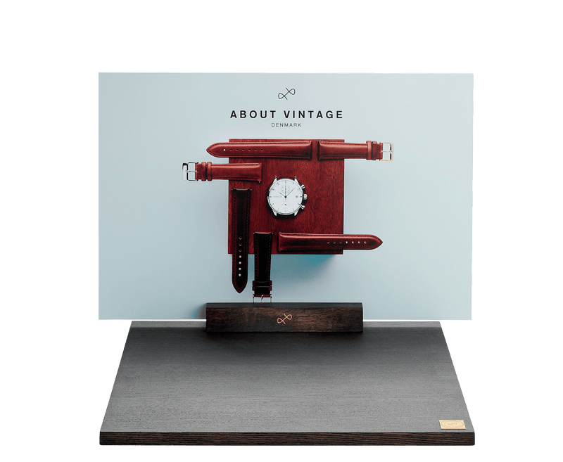 AV86の「Boards」:木製ベースと高級タイムピース用のレザーストラップホルダーを備えたミニマルな時計ディスプレイスタンド