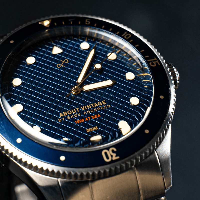 1926 At'sea Blue Turtle Vintage par AV86 : montre de plongée d'inspiration vintage dotée d'un Verre saphir, d'une étanchéité à 200 mètres et d'un bracelet en métal