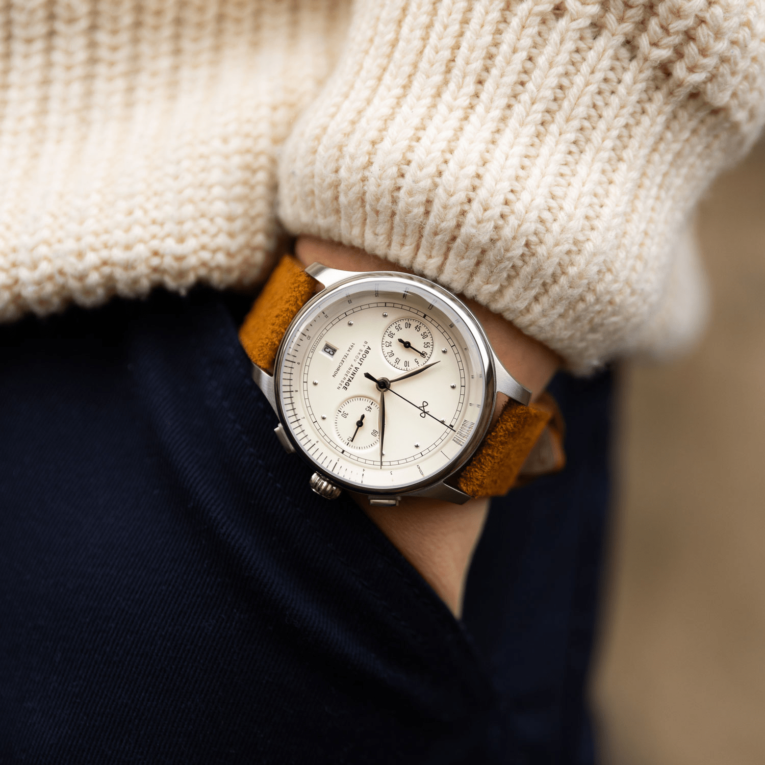 Chronographe Telechron de 1934 signé AV86, d'inspiration vintage, doté d'un télémètre, d'un verre saphir et d'un bracelet en cuir suédé, dans un style décontracté