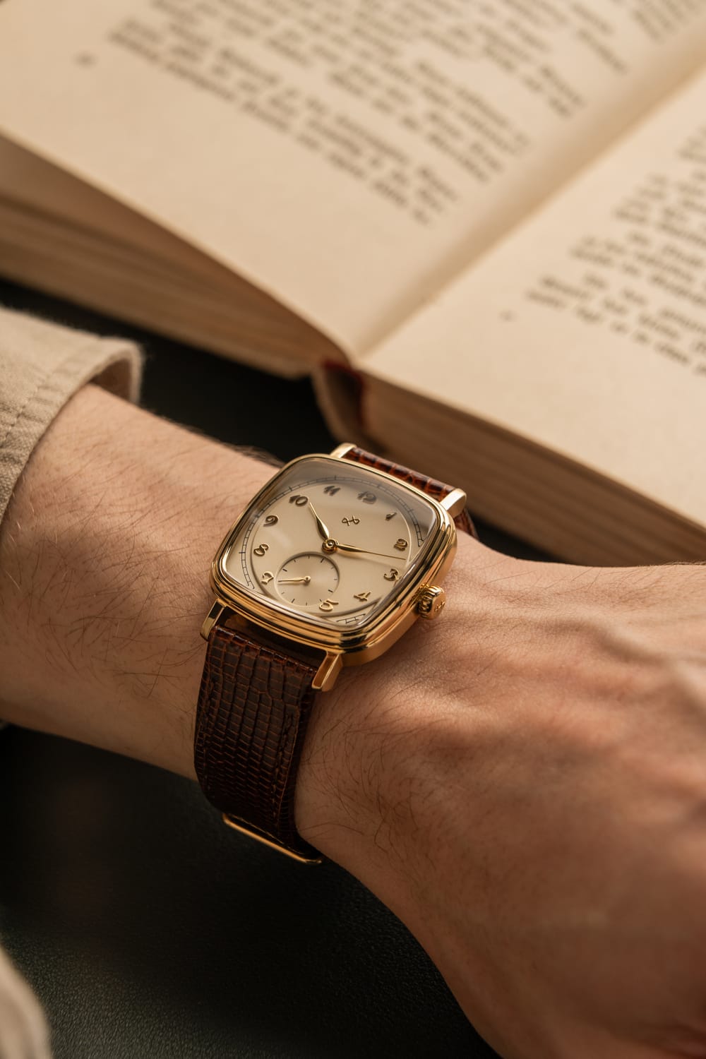 Amalfi Mechanical fra 1954 af AV86 med poleret, afrundet urkasse, vintage off-white urskive, lille sekundviser og struktureret læderrem, der bærer spor af brug