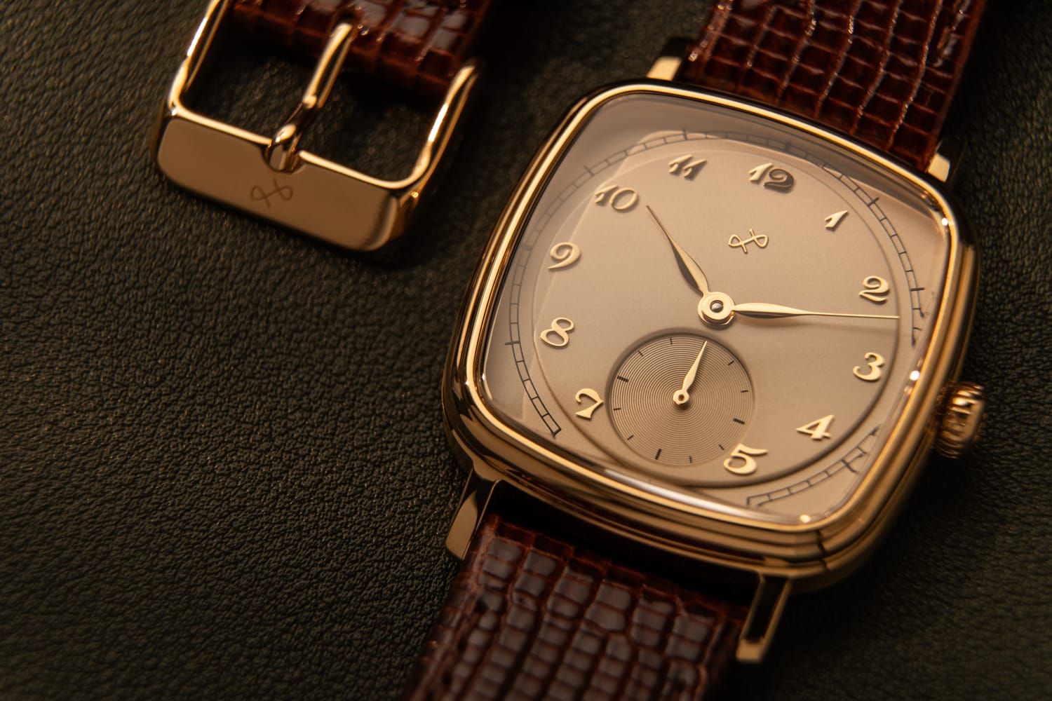 Amalfi Mechanical fra 1954 af AV86 med poleret, afrundet urkasse, vintage urskive, lille sekundviser, Sapphire Crystal og struktureret læderrem