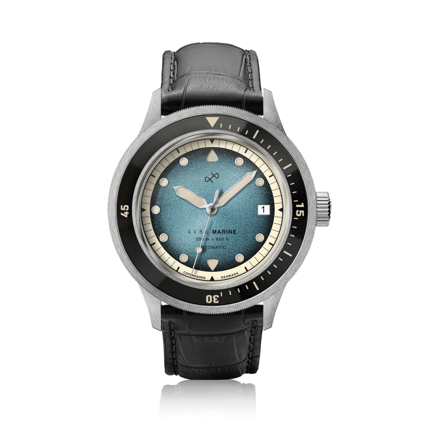 1956 Marine Automatic、スチール/ブルー・フェード。ヴィンテージ風のブルー・フェード文字盤と、AV86製のブラックレザーストラップを採用しています。