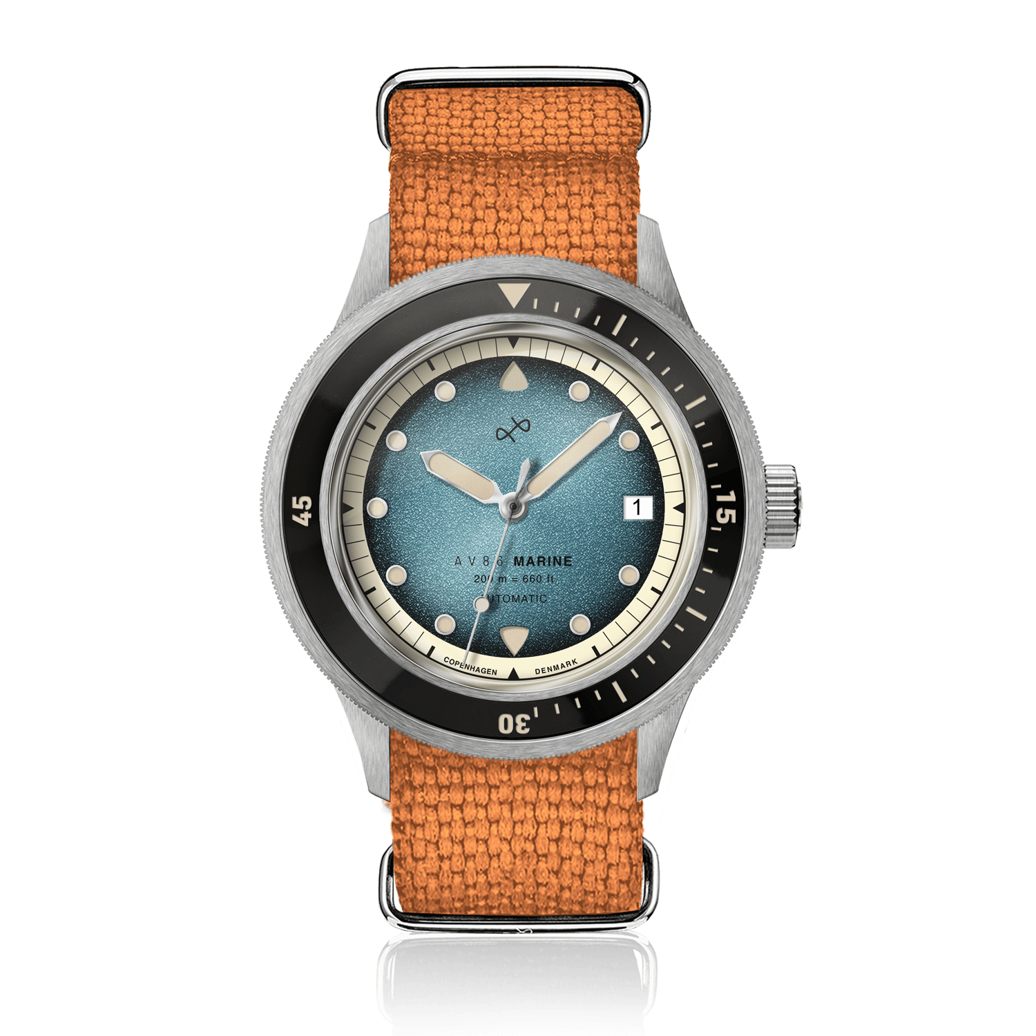 1956年製 Marine Automatic、スチール製/ブルー・フェード、オレンジ色のファブリックストラップ付き。ヴィンテージ風のデザインと、AV86によるスカンジナビアのクラフツマンシップが光る一品です。
