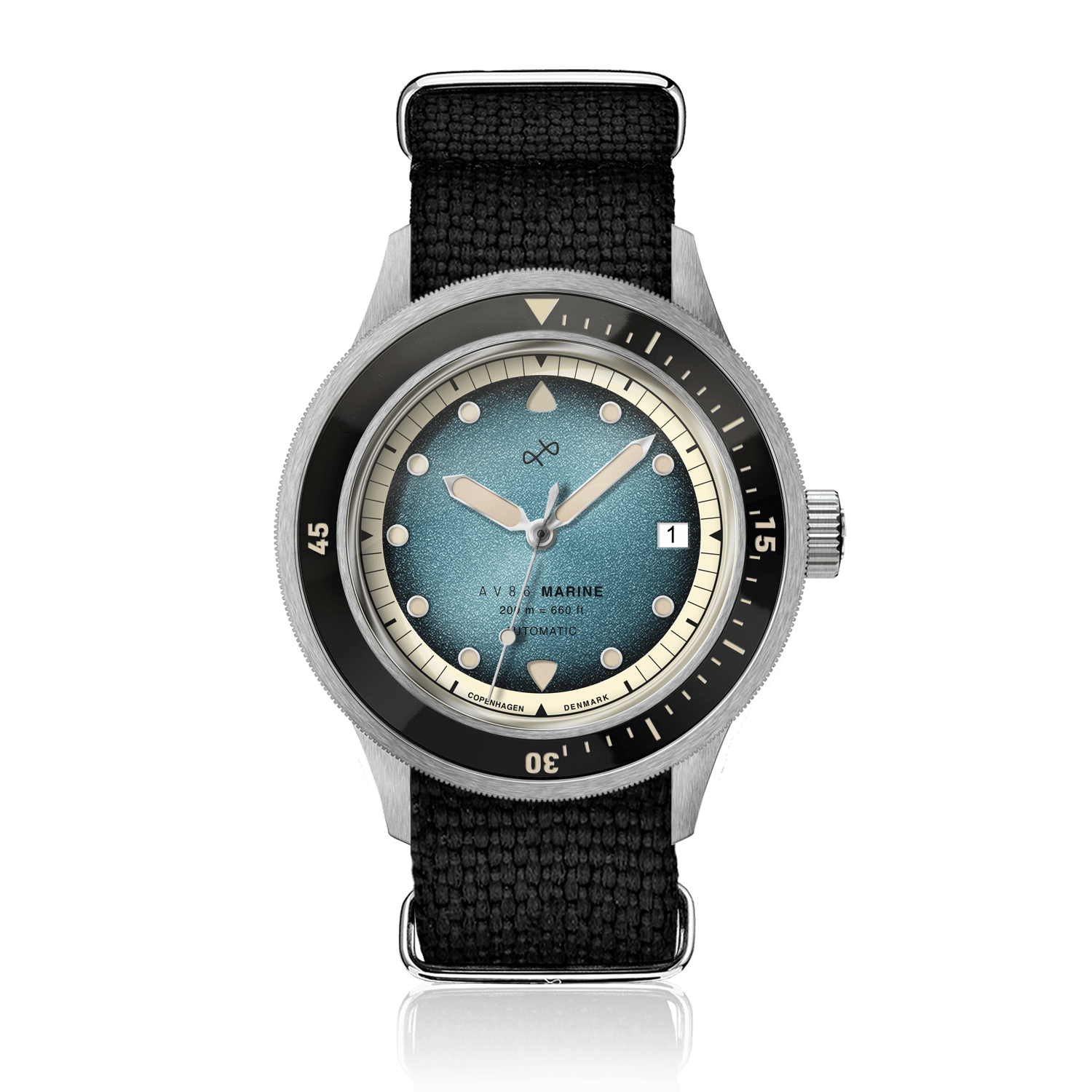 1956年製 Marine Automatic、スチール/ブルー・フェード。ヴィンテージ風のブルー文字盤、ブラックベゼル、AV86ラグジュアリー・タイムピース製のブラックファブリックストラップを備えています。