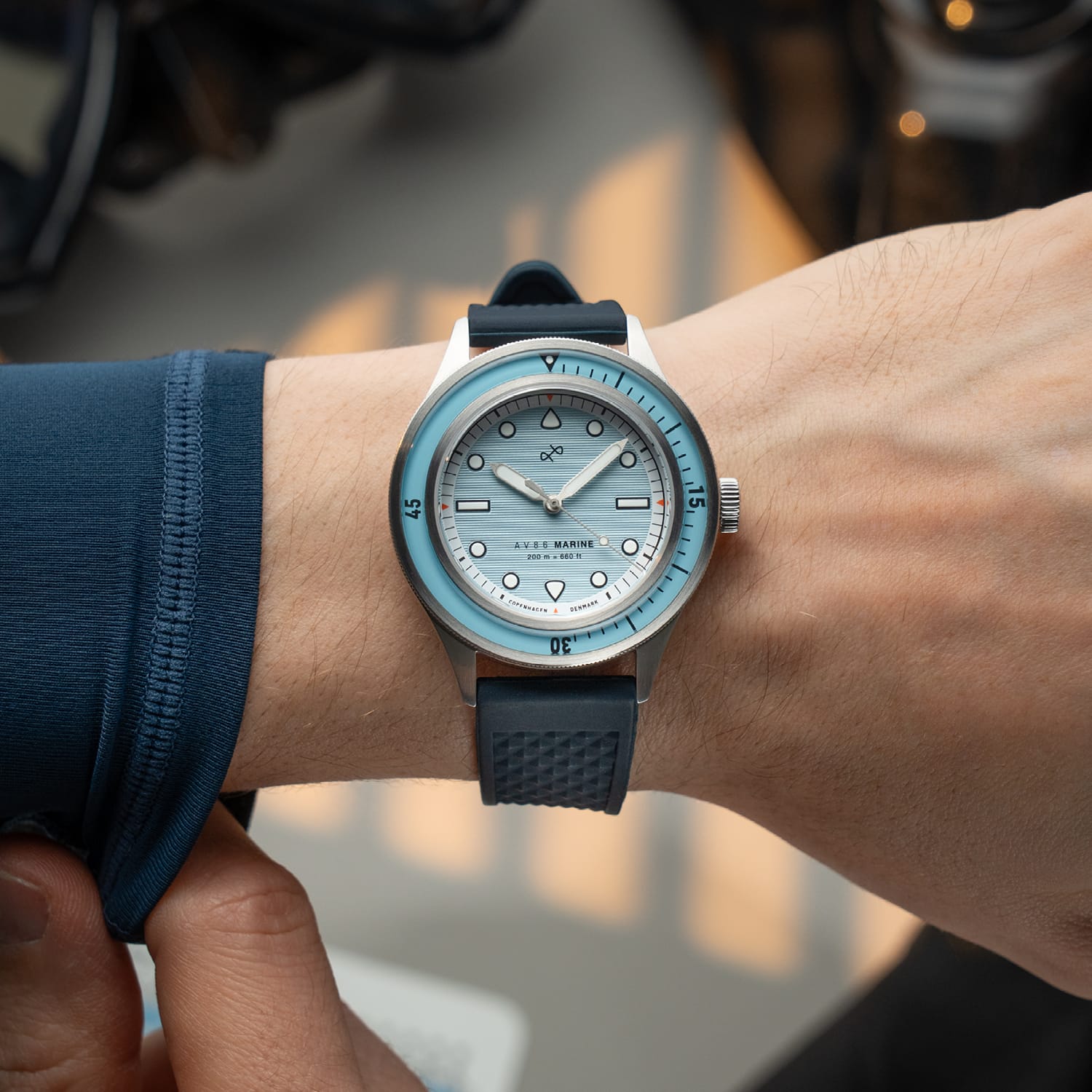 1956 Marine von AV86: Vintage-inspirierte Taucheruhr mit Kompass-Lünette, Saphirglas und strukturiertem Kautschukarmband am Handgelenk