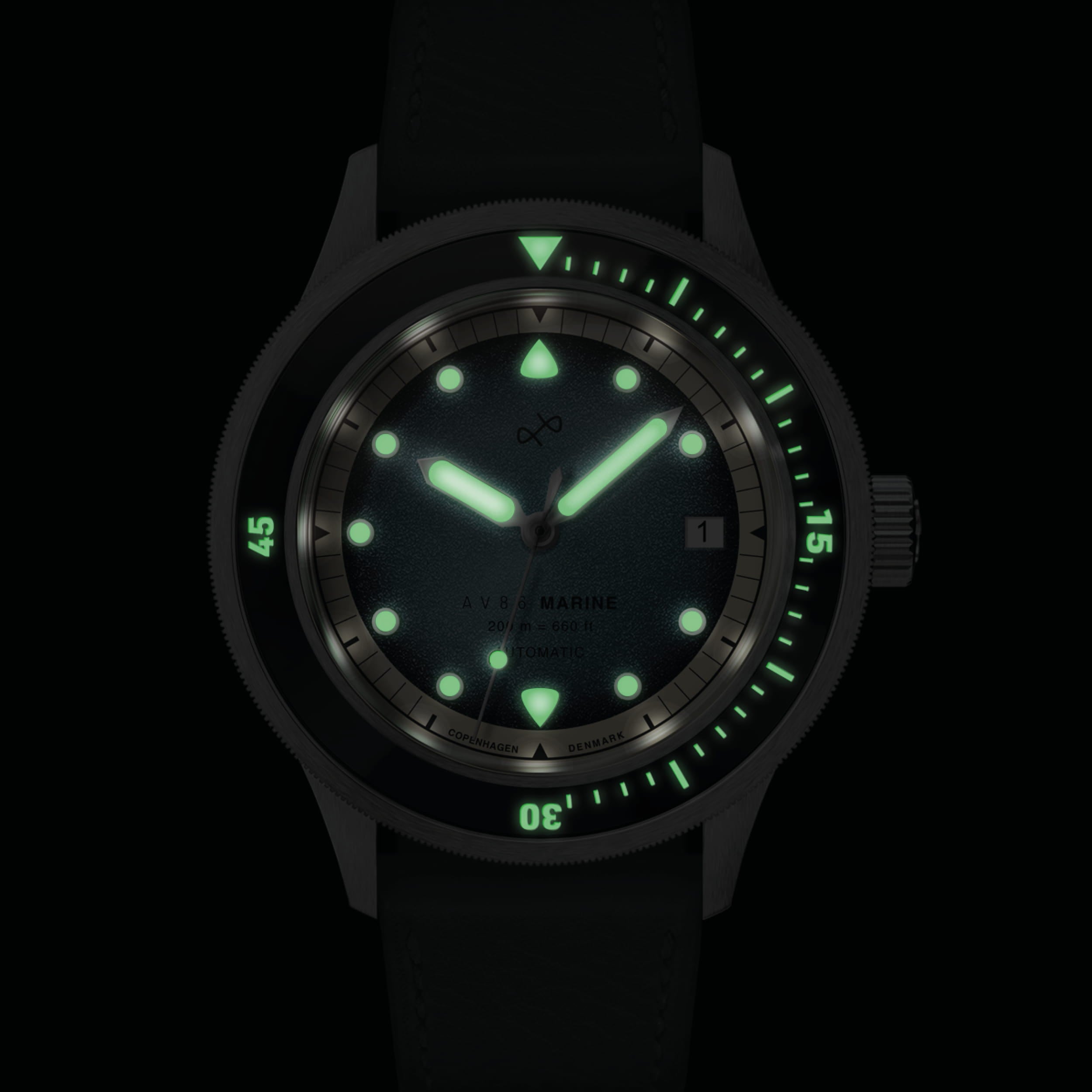 1956 Marine Automatic、スチール/ブルー・フェード、AV86製の発光インデックスと針を備え、ヴィンテージ風のデザインと卓越した時計技術を兼ね備えています