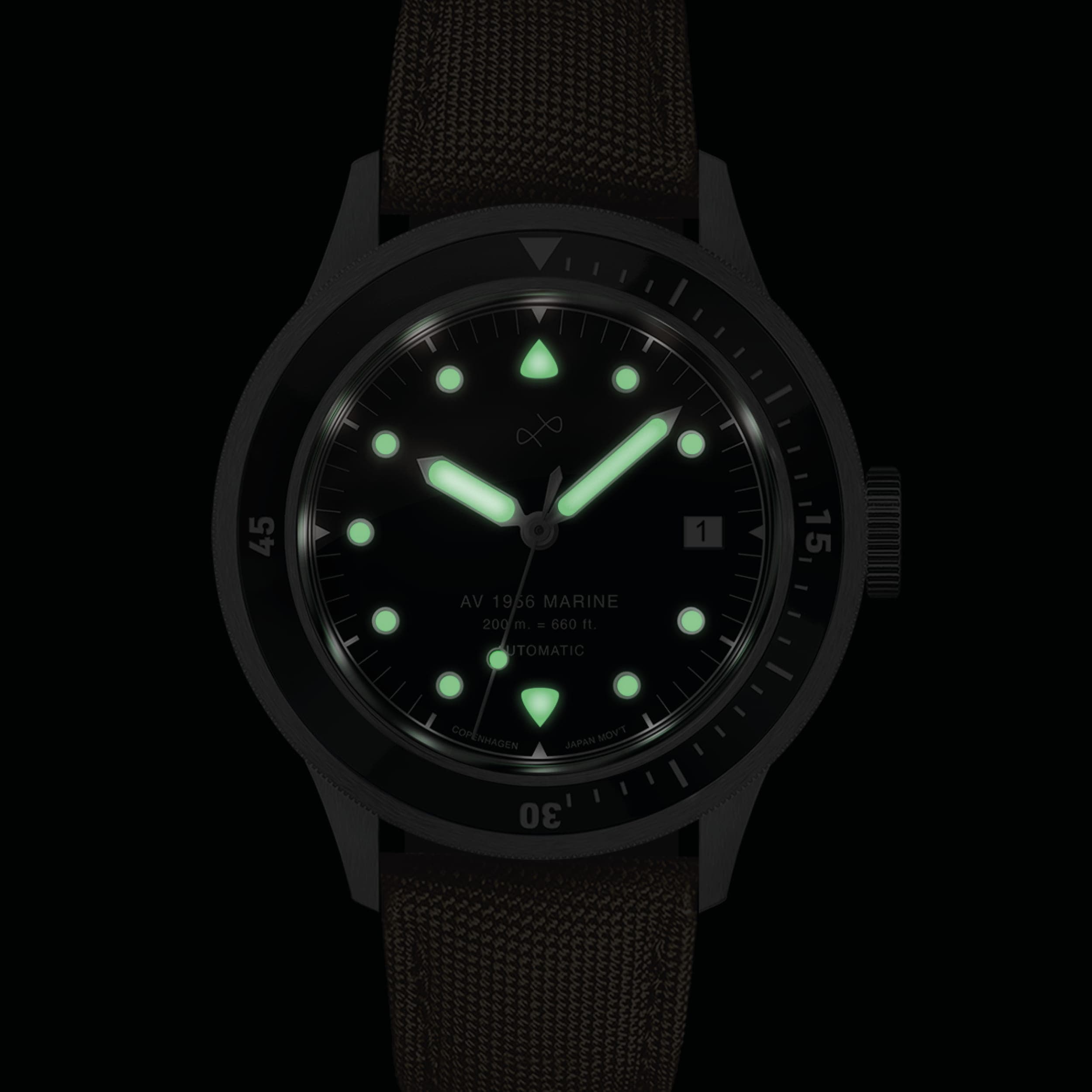 1956年製「Marine Automatic」、スチール/ブラック、発光インデックスと針を備えた、AV86によるヴィンテージ風時計(薄暗い環境下での写真)