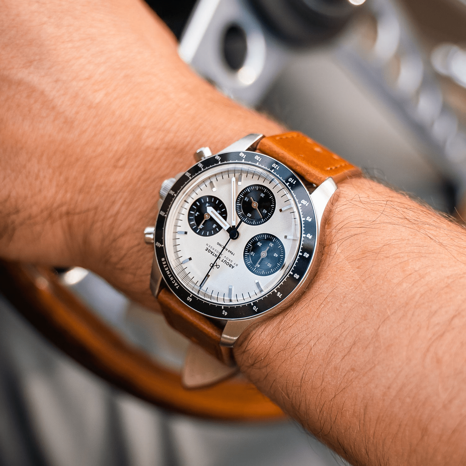 Racing Chronograph 1960 d'AV86 : chronographe de luxe d'inspiration vintage, doté d'un verre saphir, d'une lunette tachymétrique et d'un bracelet en cuir marron