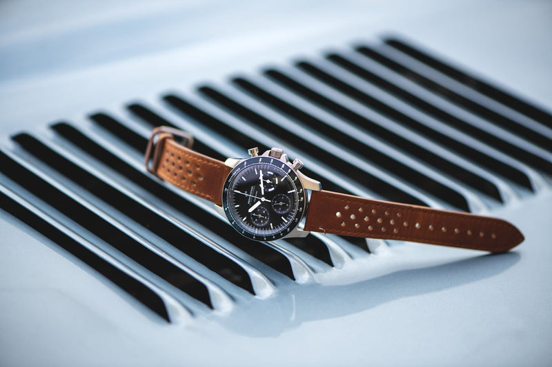 Racing Chronograph 1960 par AV86 : chronographe de luxe d'inspiration vintage, doté d'un Verre saphir et d'un bracelet en cuir marron perforé
