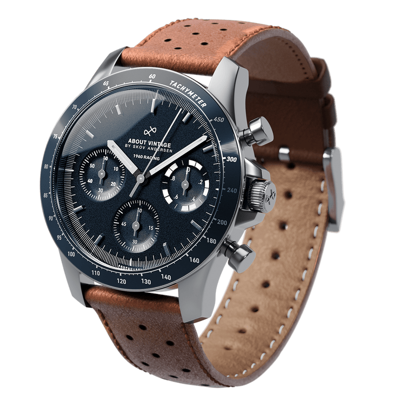 Racing Chronograph AV86 de 1960, doté d'un cadran d'inspiration vintage, d'un verre saphir, d'une lunette tachymétrique et d'un bracelet en cuir marron perforé