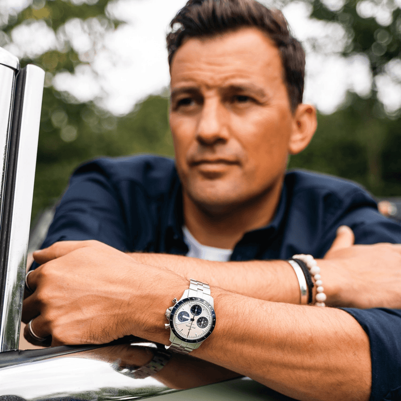 Racing Chronograph 1960 signé AV86, doté d'un cadran d'inspiration vintage, d'un Verre saphir, d'une Fonction chronographe et d'un bracelet en métal, dans un style lifestyle.