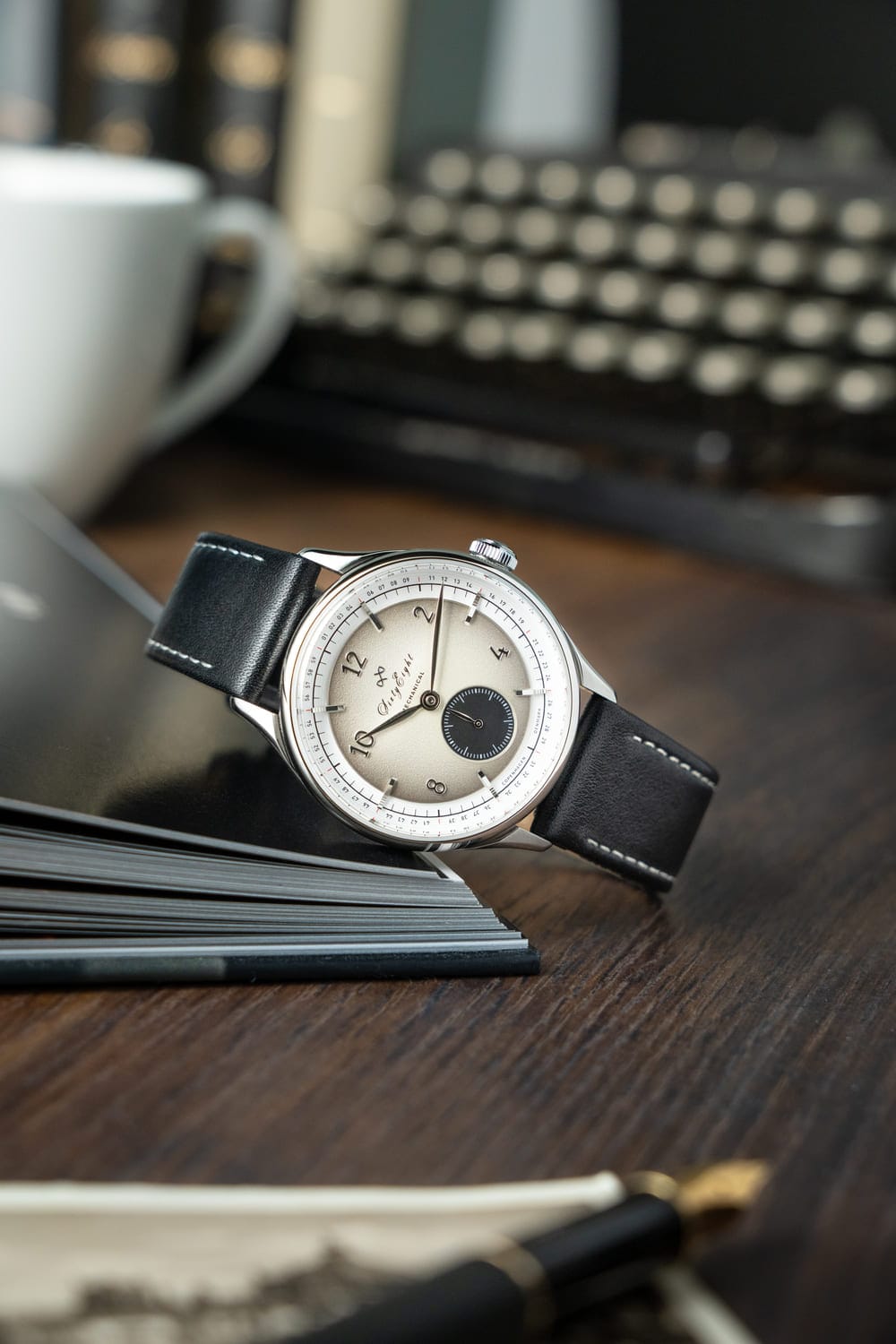 1968 Mechanical (håndoptræk) fra AV86 – et vintage-inspireret dressurur med Sapphire Crystal, hjælpeskive og sort læderrem