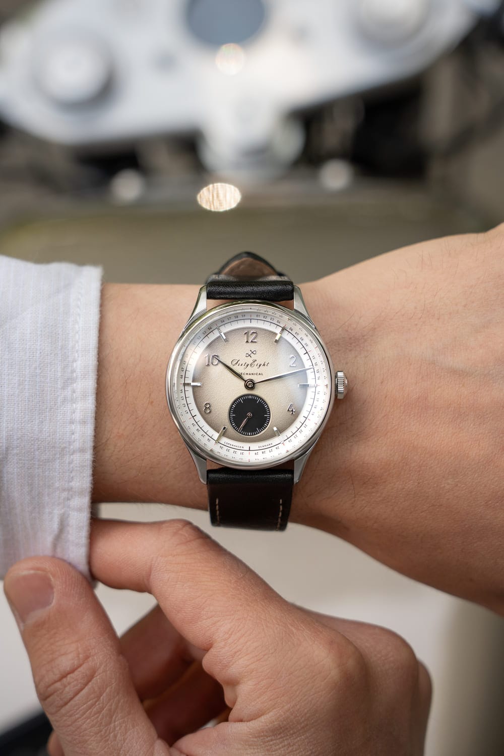 1968 Mechanical (håndoptræk) fra AV86 – et vintage-inspireret dressurur med Sapphire Crystal og sort læderrem