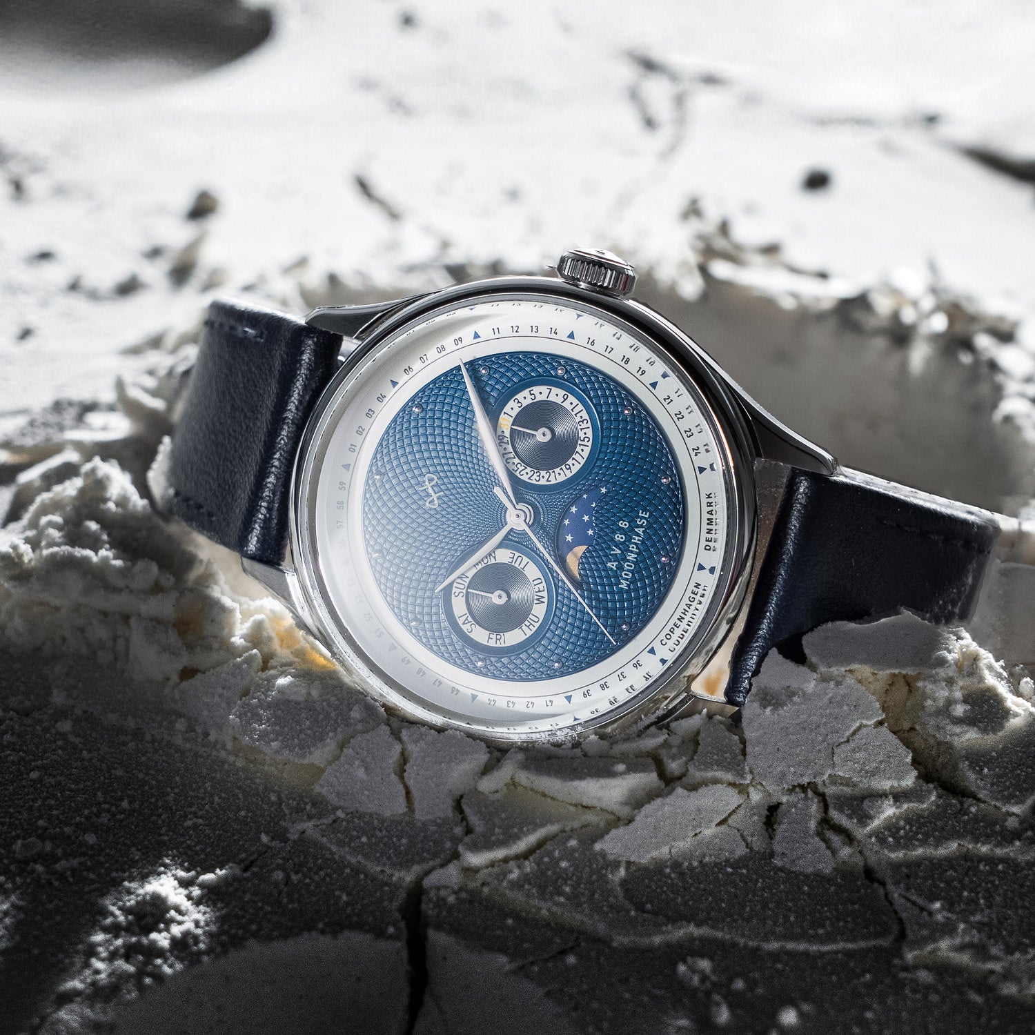 AV86の1968 Moonphase。Sapphire Crystal、テクスチャード文字盤、そして芸術的なデザインを施したブラックレザーストラップを備えた高級Moonphase時計です。