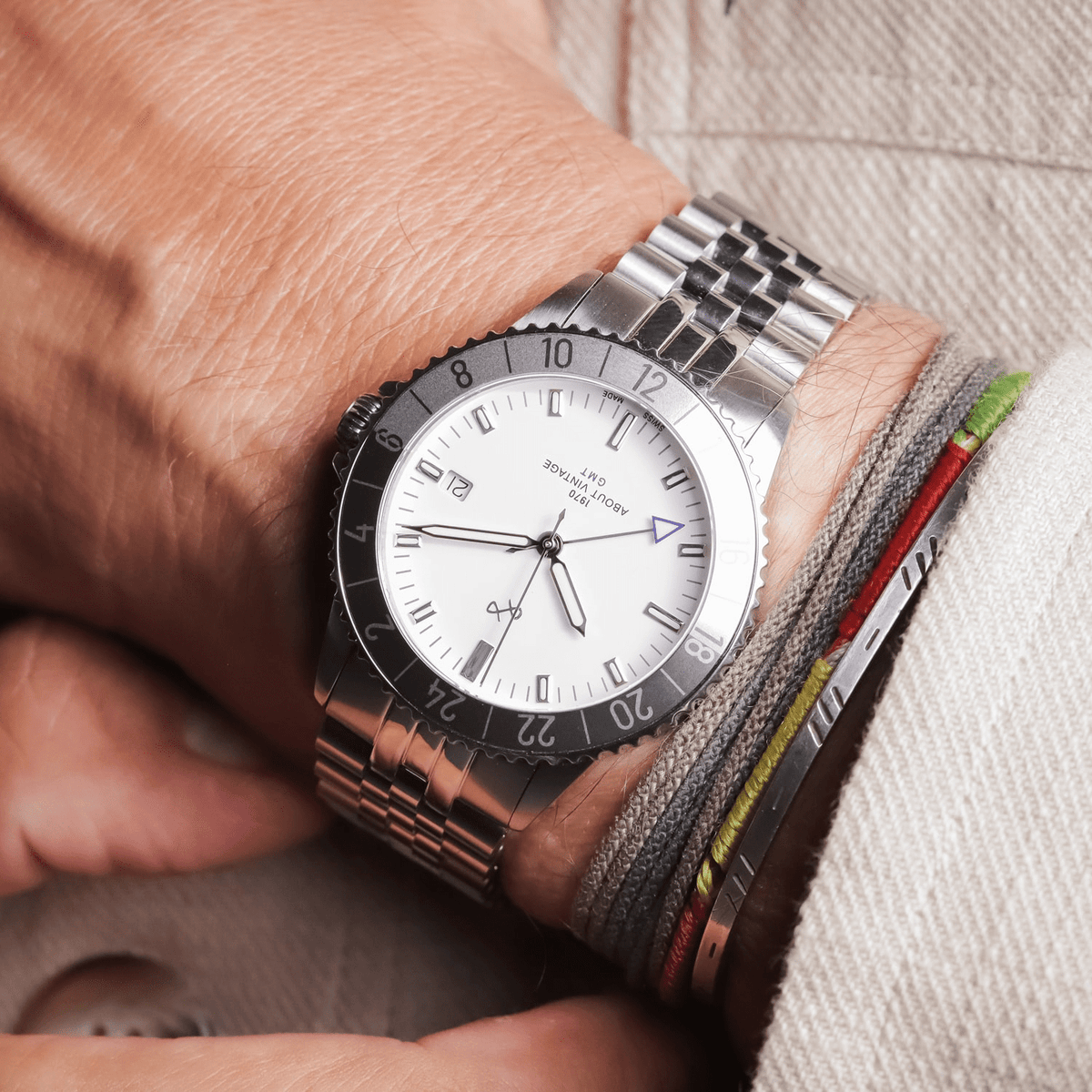 Montre Glacier GMT Automatique de 1970 par AV86 : modèle GMT d'inspiration vintage doté d'un verre saphir, d'une lunette tournante et d'un bracelet en acier inoxydable