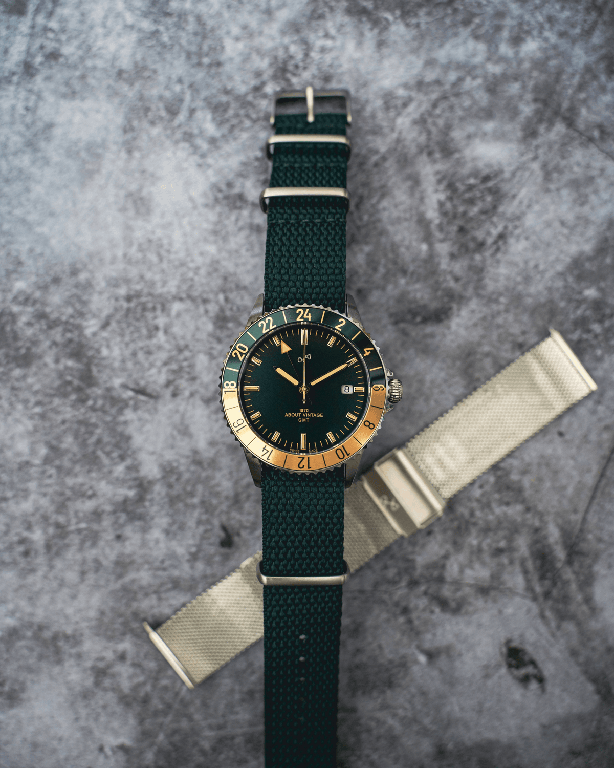 Haagen GMT Automatic fra 1970, fremstillet i Schweiz af AV86, med vintage-inspireret urskive, GMT-ring, Sapphire Crystal og rem i strukturvævet stof
