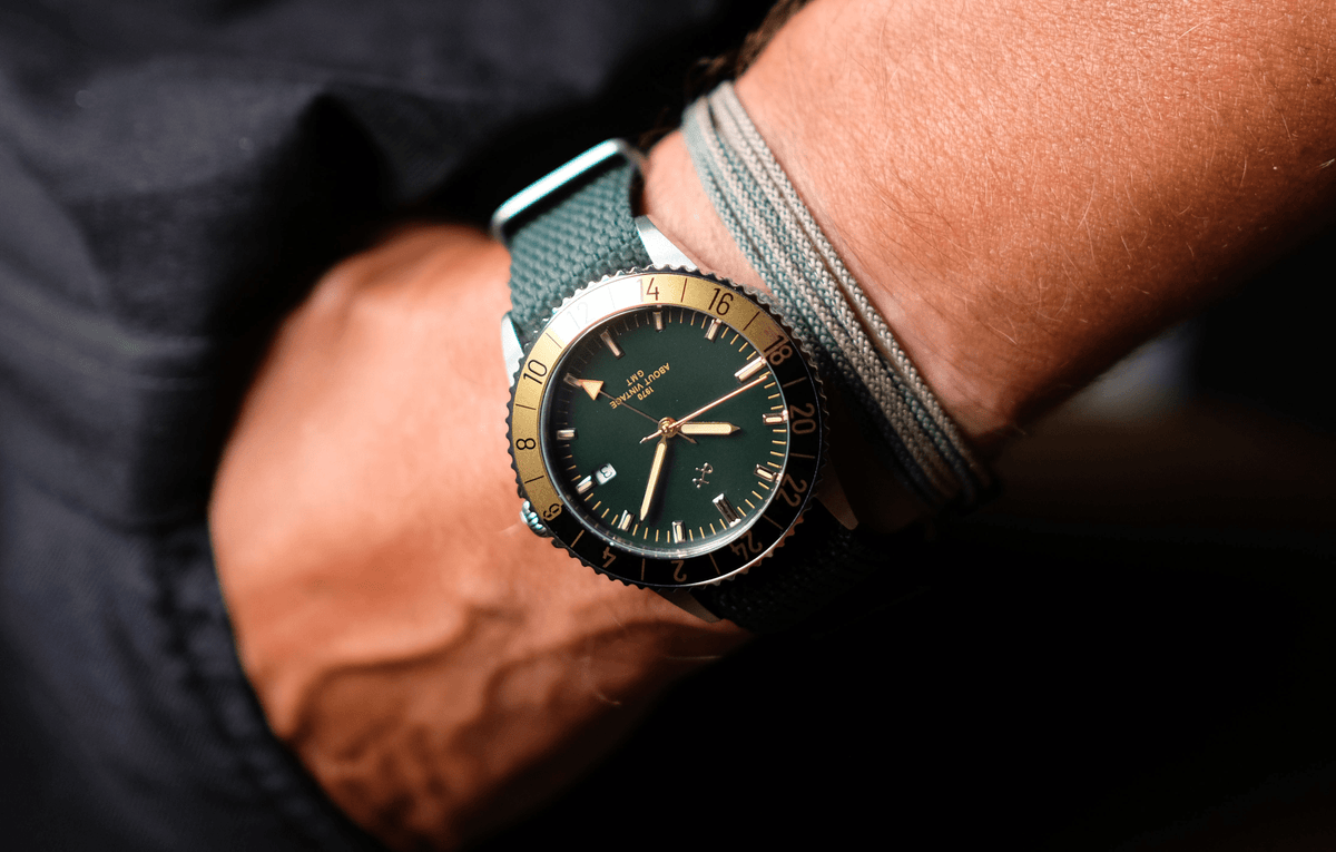 Haagen GMT Automatic fra 1970 af AV86 med vintage-inspireret urskive, kompasring, Sapphire Crystal og struktureret stofrem om håndleddet