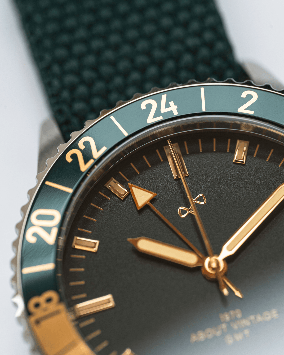 Haagen GMT Automatic fra 1970 af AV86 med vintage-inspireret urskive, 24-timers drejekrans, Sapphire Crystal og rem i strukturvævet stof