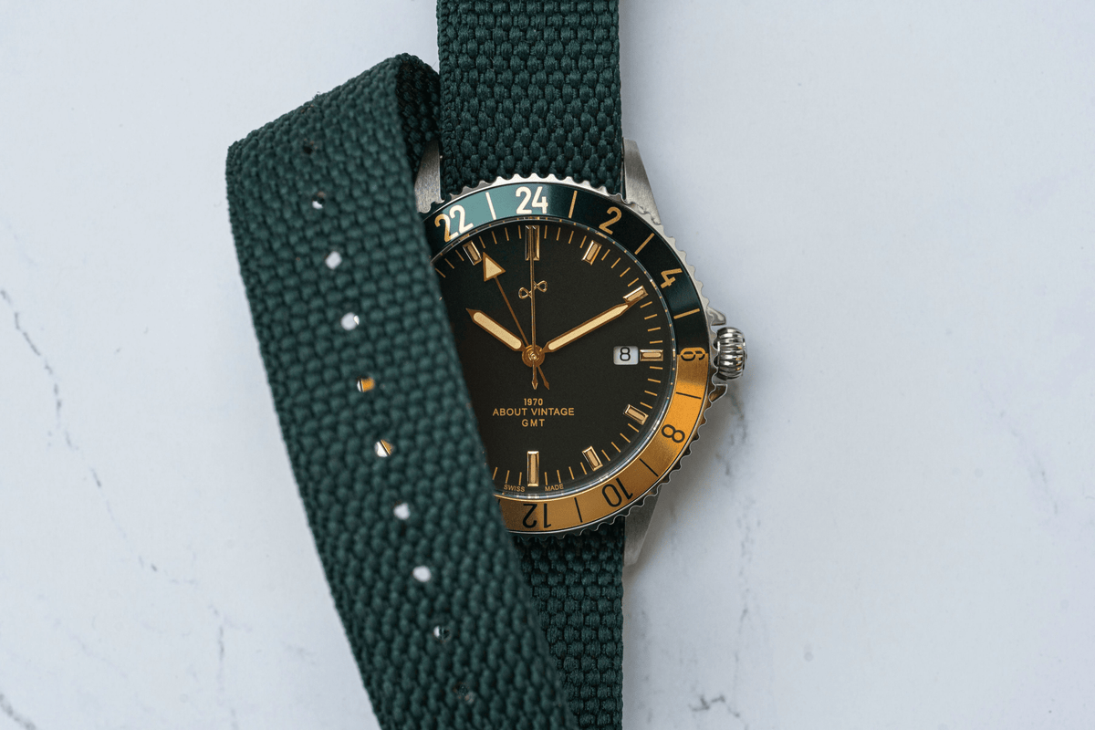 1970 Haagen GMT Automatic fra AV86 – et luksuriøst, vintage-inspireret GMT-ur med Sapphire Crystal, tofarvet urkrans og rem i strukturvævet stof
