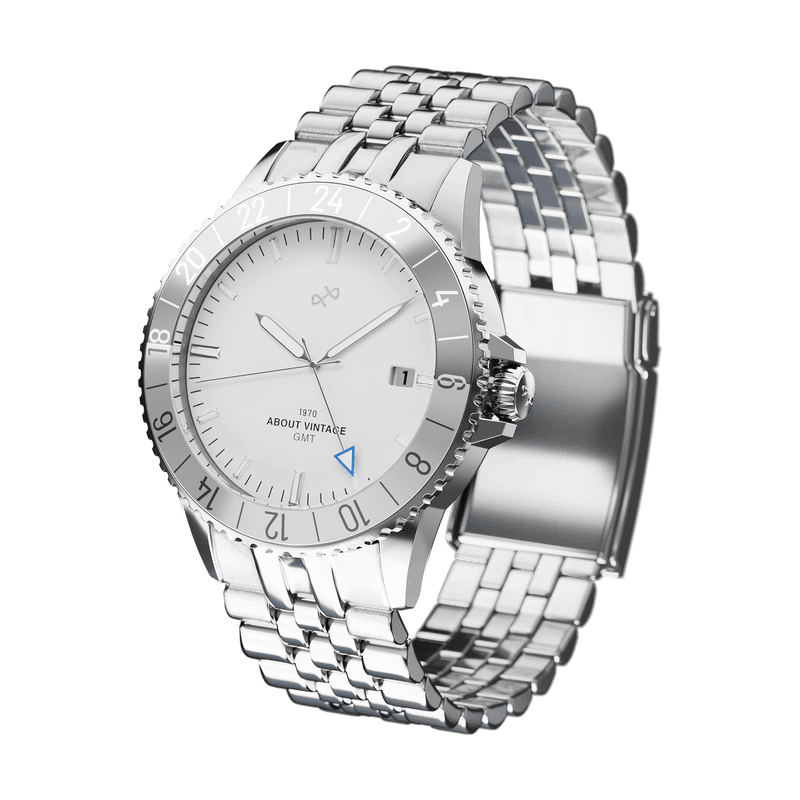 Montre Glacier GMT Automatique de 1970 par AV86 : une montre GMT de luxe de fabrication suisse, dotée d'un verre saphir, d'un boîtier en acier, d'un guichet dateur et d'un bracelet en métal