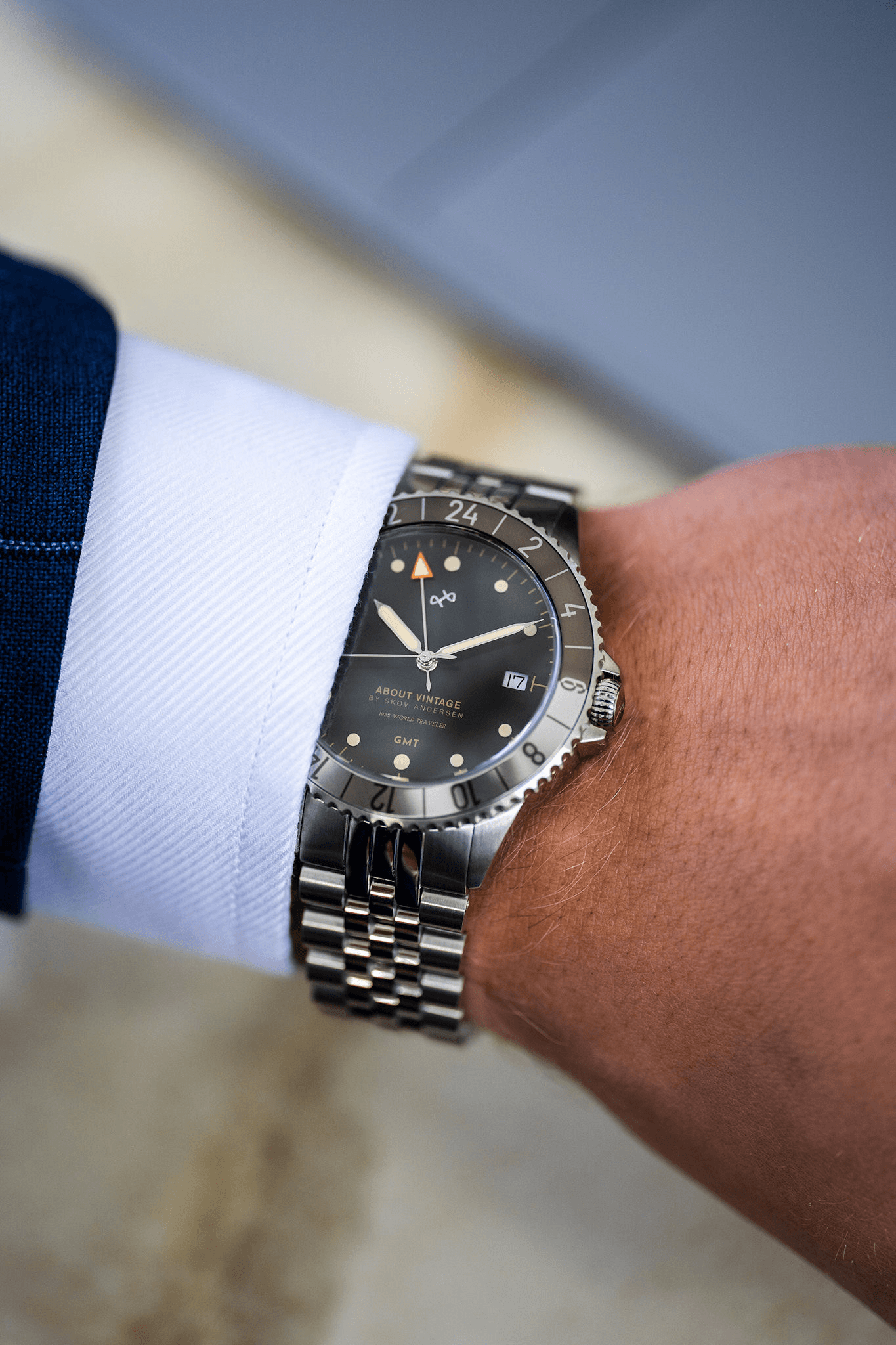 Montre GMT World Traveler 1982 d'AV86, d'inspiration vintage, dotée d'un verre saphir et d'un bracelet en acier inoxydable