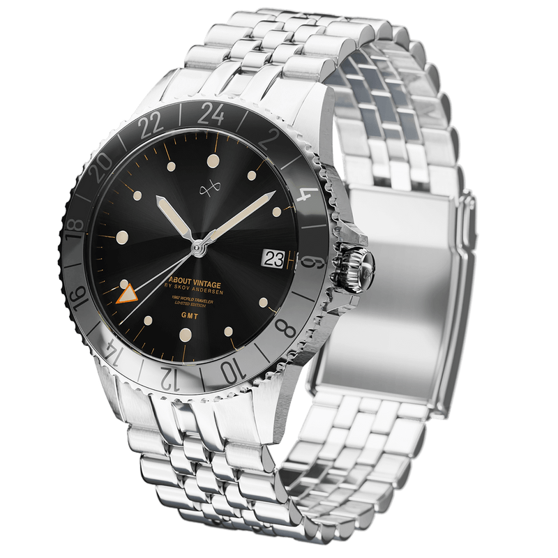 Montre de luxe à quartz GMT « 1982 GMT World Traveler » par AV86, dotée d'un cadran noir d'inspiration vintage, d'un verre saphir et d'un bracelet en métal