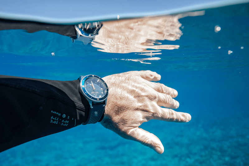 Montre de plongée vintage « At'sea Blue Turtle » de 1926 par AV86, avec verre saphir, lunette boussole et bracelet en caoutchouc texturé – photo prise sous l'eau