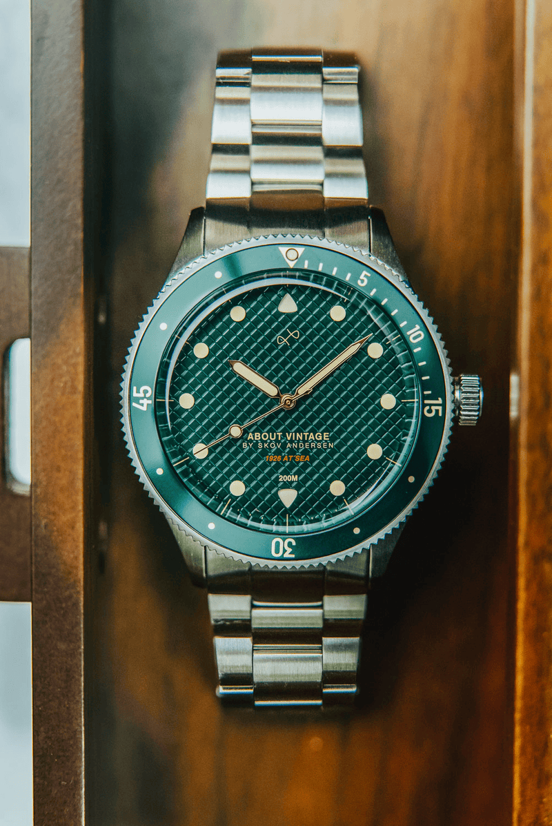 1926 At'sea, Green Turtle Vintage – Montre de plongée d'inspiration vintage de 39 mm signée AV86, dotée d'un verre saphir, d'une lunette tournante et d'un bracelet en métal