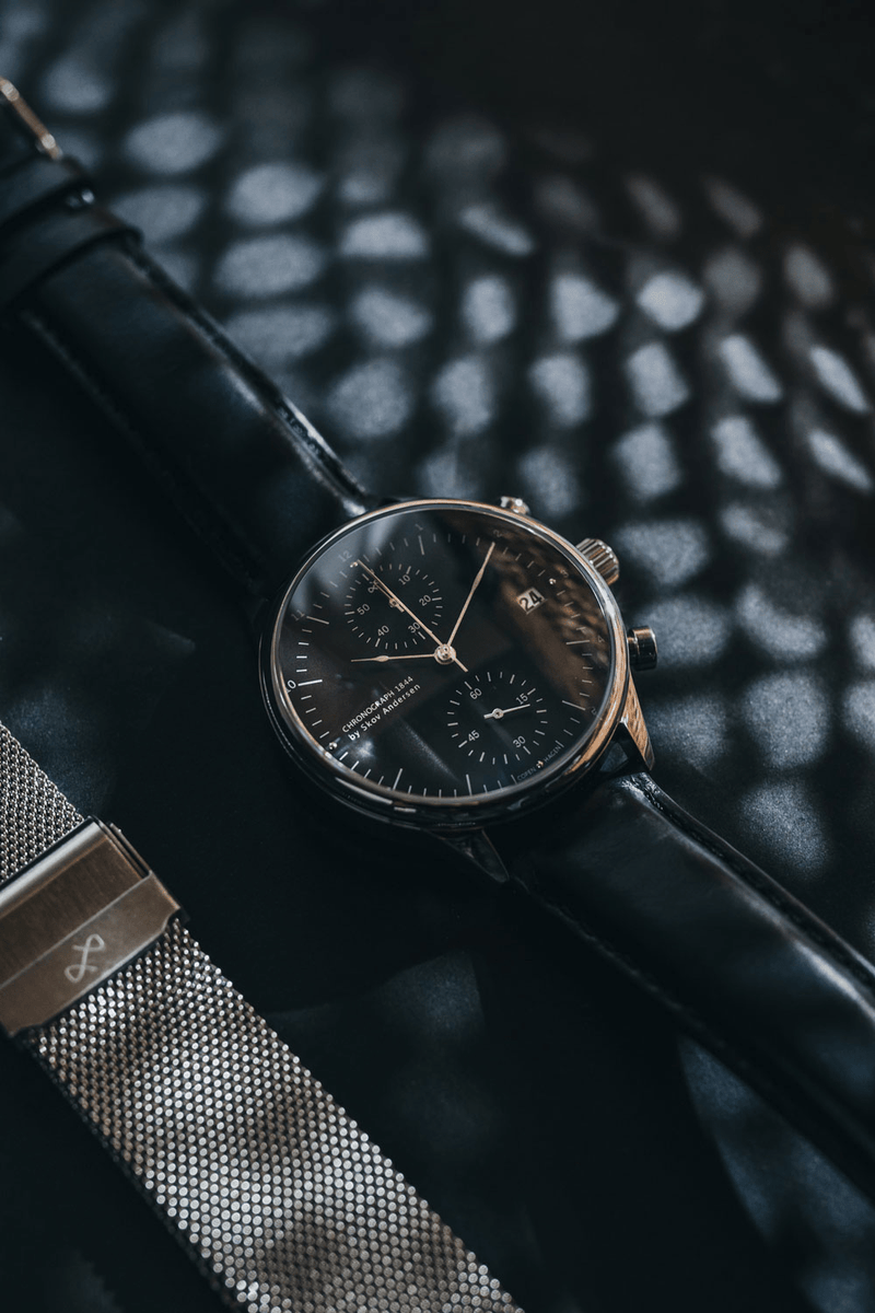 1844 Chronograph d'AV86 : Garde-temps de luxe dotée d'un verre saphir, d'un cadran chronographe, d'un affichage de la date et d'un bracelet en cuir noir