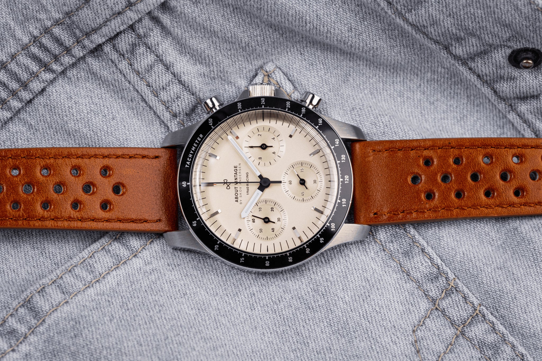 AV86 Racing Chronograph fra 1960 – en vintage-inspireret Chronograph med Sapphire Crystal, tachymeterring og perforeret brun læderrem