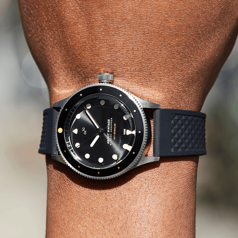 1971 Stagediver 39 mm fra AV86 – vintage-inspireret dykkerur med Sapphire Crystal, drejelige urkrans og struktureret gummirem