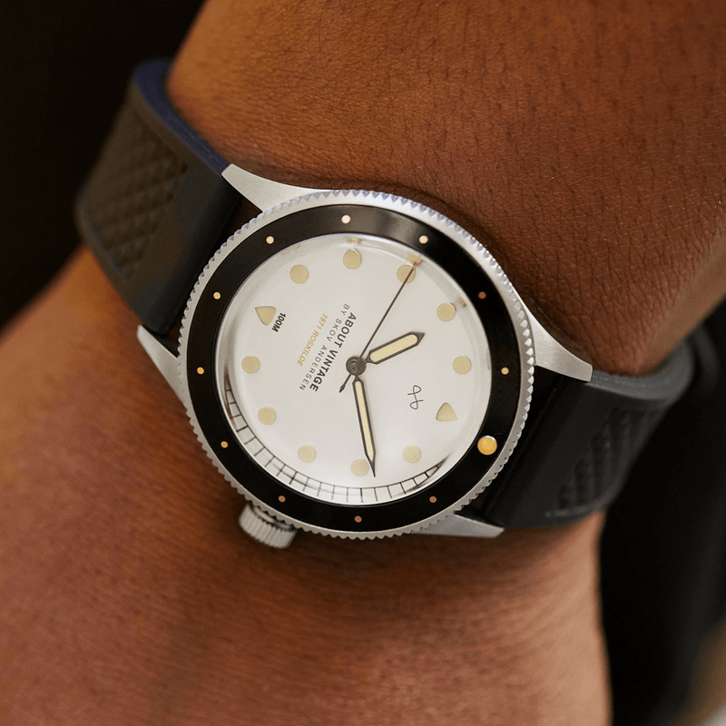 1971 Stagediver, 39 mm fra AV86 – et vintage-inspireret dykkerur med Sapphire Crystal, drejelig bezel og struktureret gummirem