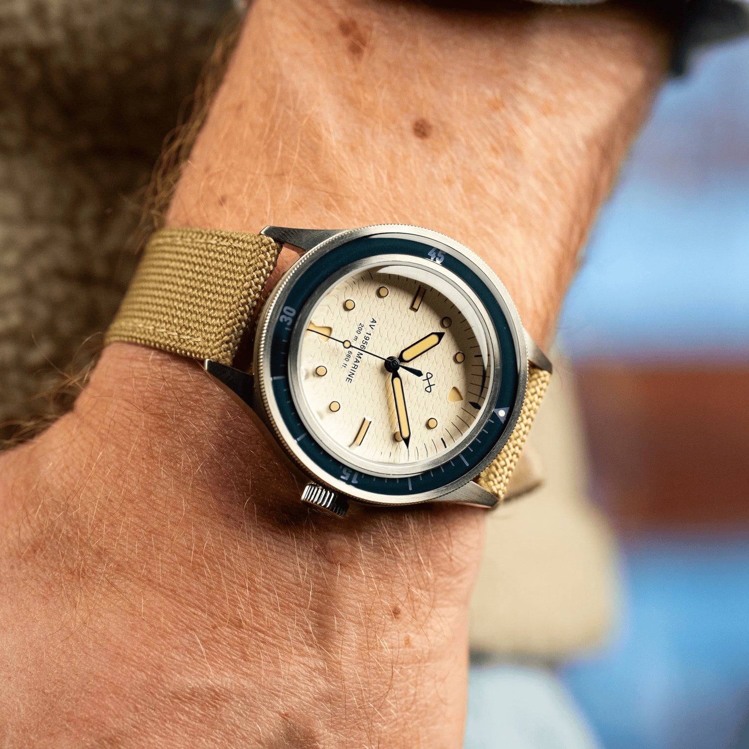 1956 Marine von AV86: Vintage-inspirierte Taucheruhr mit Acryllünette, Leuchtmarkierungen, strukturiertem Zifferblatt und gewebtem Stoffarmband am Handgelenk