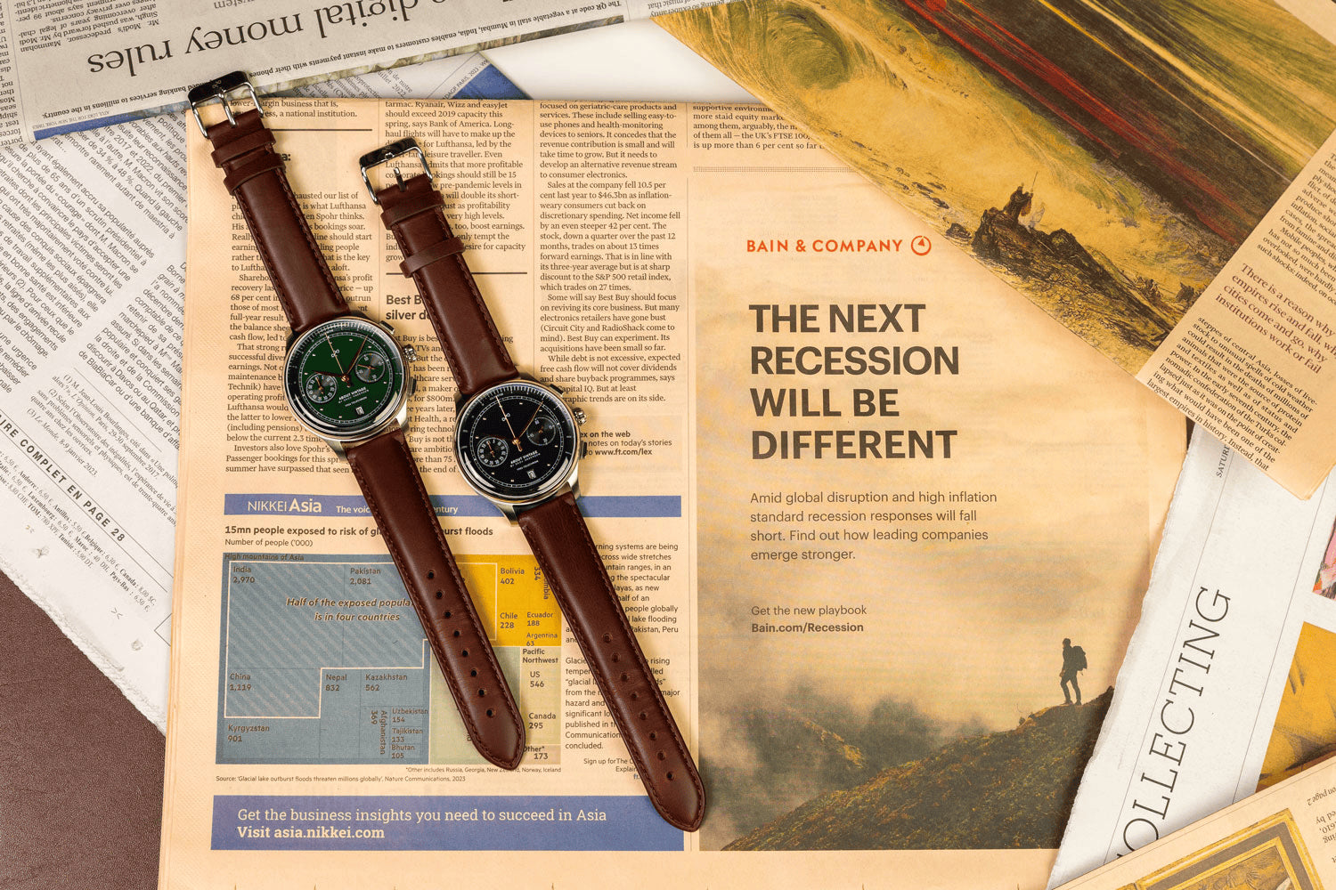 1934년 AV86 Telechron 빈티지 스타일 Chronograph. 텔레미터, Sapphire Crystal, 갈색 가죽 스트랩이 적용되었으며, 신문지 무늬 배경에 배치되어 있습니다.