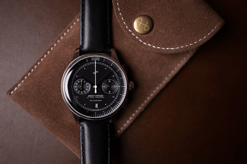 1934 Telechron, Steel / Black by AV86 showcases a refined chronograph with a black dial, dual subdials, date window, sapphire crystal, and a smooth black leather strap reflecting Scandinavian minimalist luxury.