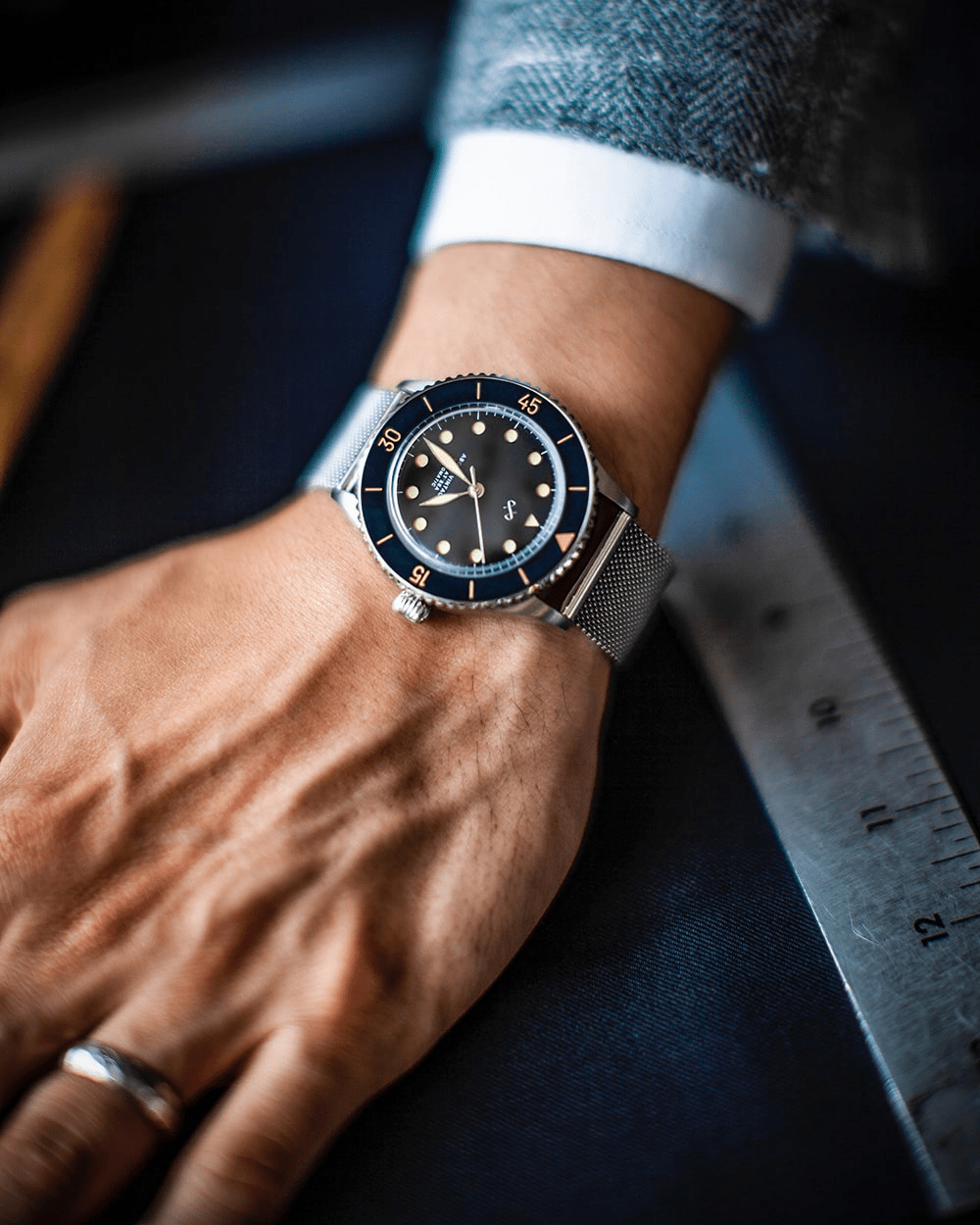 Montre de plongée de luxe d'inspiration vintage « 1926 Automatic » par AV86, dotée d'un verre saphir, d'une lunette boussole et d'un bracelet en mailles d'acier inoxydable
