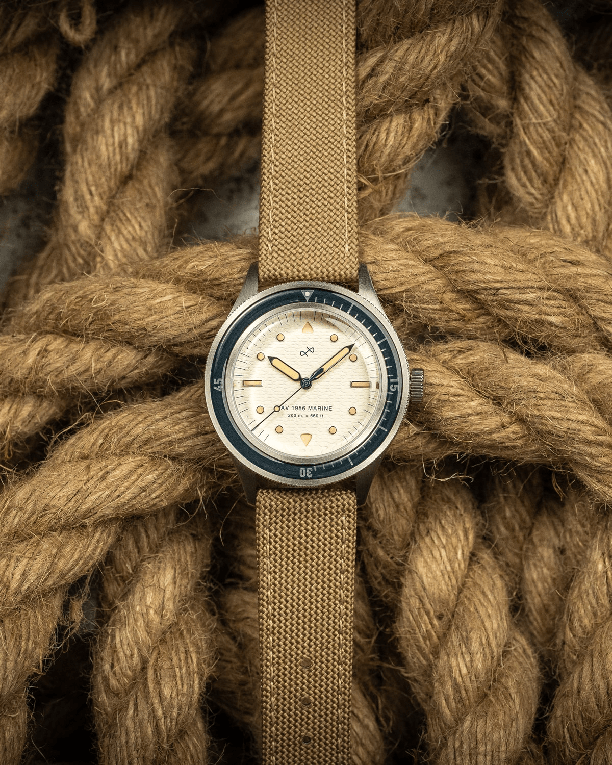 1956 Marine fra AV86 – vintage-inspireret dykkerur med akrylring, selvlysende indeks og struktureret stofrem på baggrund af et nautisk reb