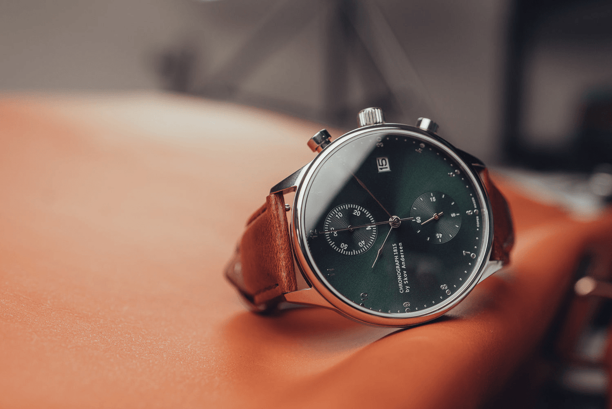 1815 Chronograph by AV86 with vintage-inspired dial, sapphire crystal, chronograph function, and brown leather strap