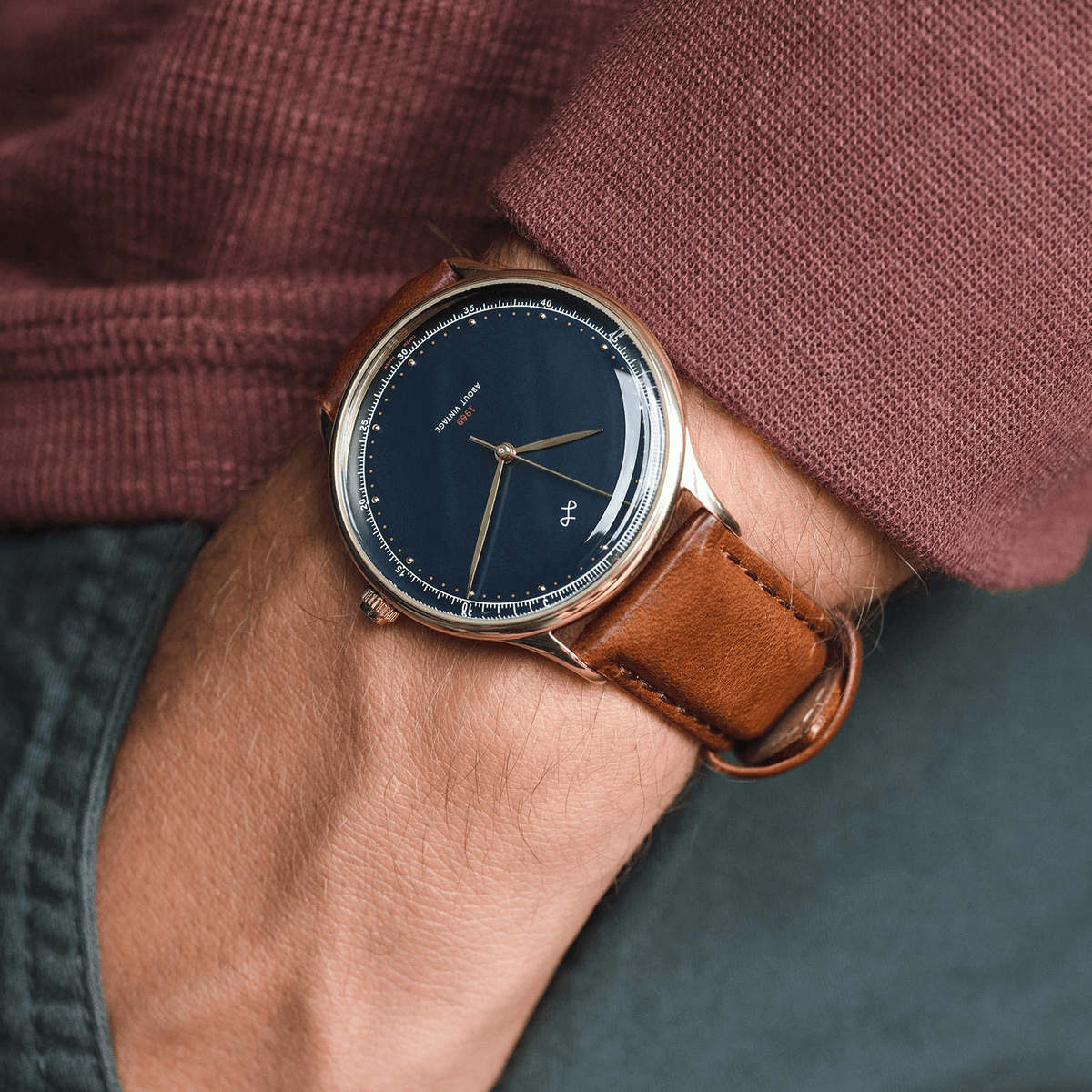 Modèle Vintage 1969, Or / Bleu nuit - Édition spéciale – 39 mm par AV86, avec cadran minimaliste, Verre saphir et bracelet en cuir
