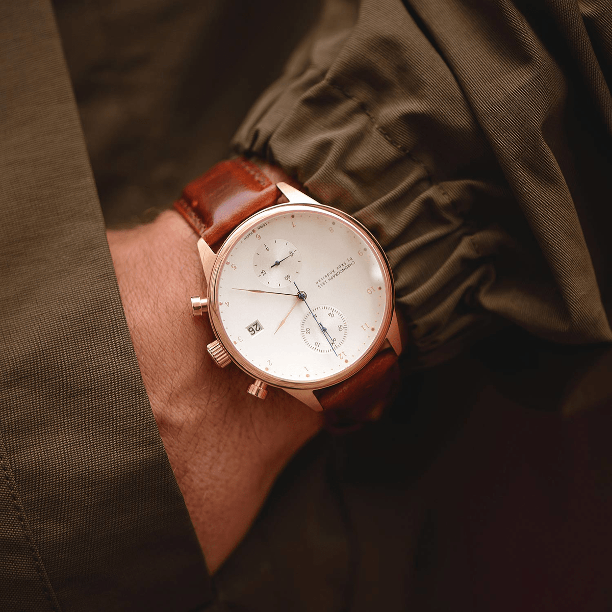 Chronographe 1815 en or rose par AV86 : garde-temps de luxe doté d'un cadran d'inspiration vintage, d'un verre saphir, de la Fonction chronographe et d'un bracelet en cuir marron