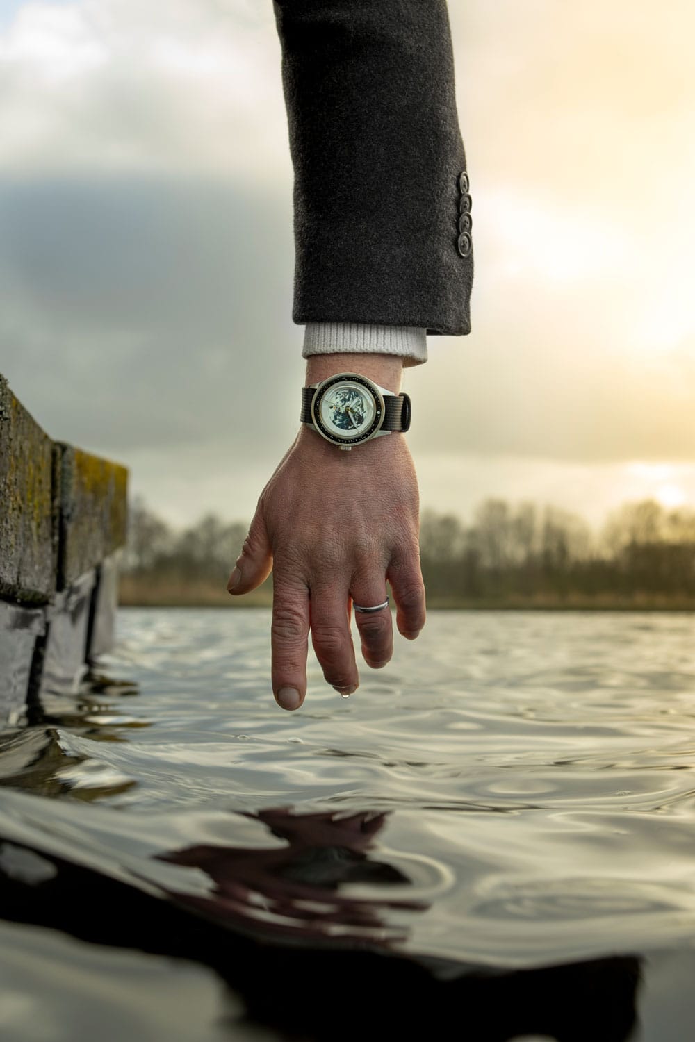 Earthrise WWF-partnerskab, automatisk / 2025-udgave fra AV86 med automatisk urværk, Sapphire Crystal og sort læderrem i outdoor-design