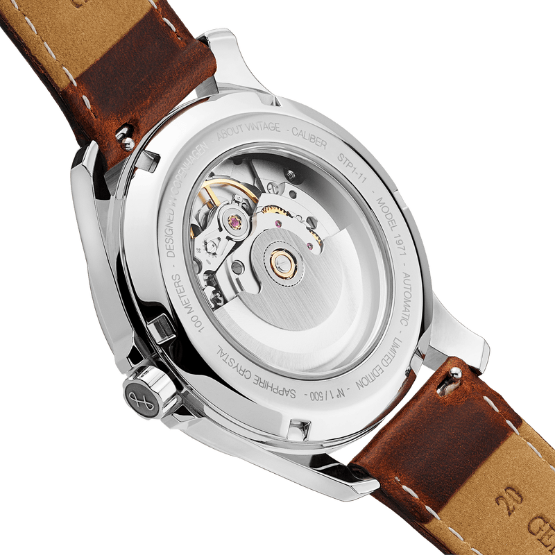Modèle 1971 à remontage automatique – Fabriqué en Suisse par AV86, doté d'un fond transparent dévoilant le mouvement automatique et d'un bracelet en cuir marron
