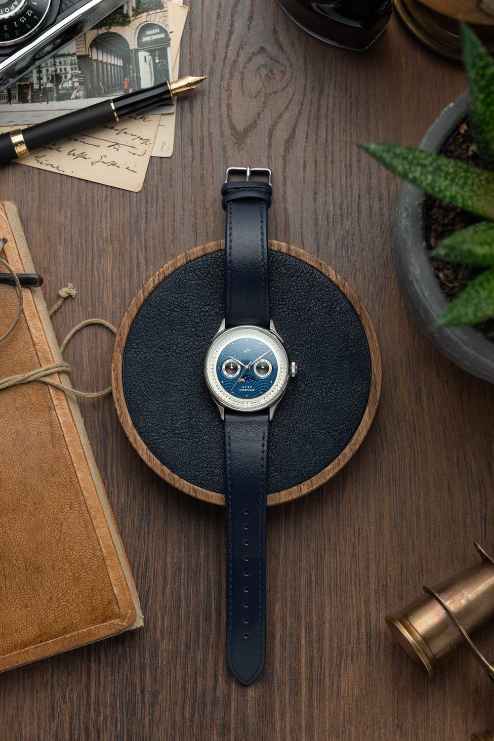 AV86製「1968 Moonphase」:Sapphire Crystal、ヴィンテージ風の文字盤、木製台座にダークレザーストラップをあしらった高級ムーンフェイズ時計